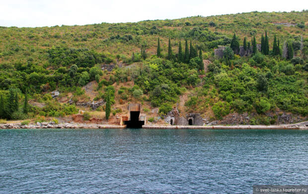 А эти таинственные пещеры - бывшее пристанище военных подводных лодок. В горах Черногории целые подводные тоннели, к сожалению, все теперь запущено и стоит без дела. 