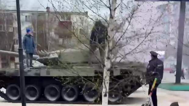 Танк загорелся от брошенной ребенком петарды в Раменском