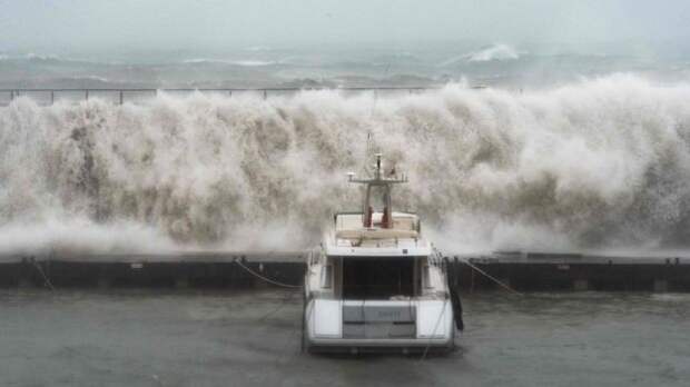 Бухта Порт-Олимпик оказалась под ударом волн высотой до 7 метров