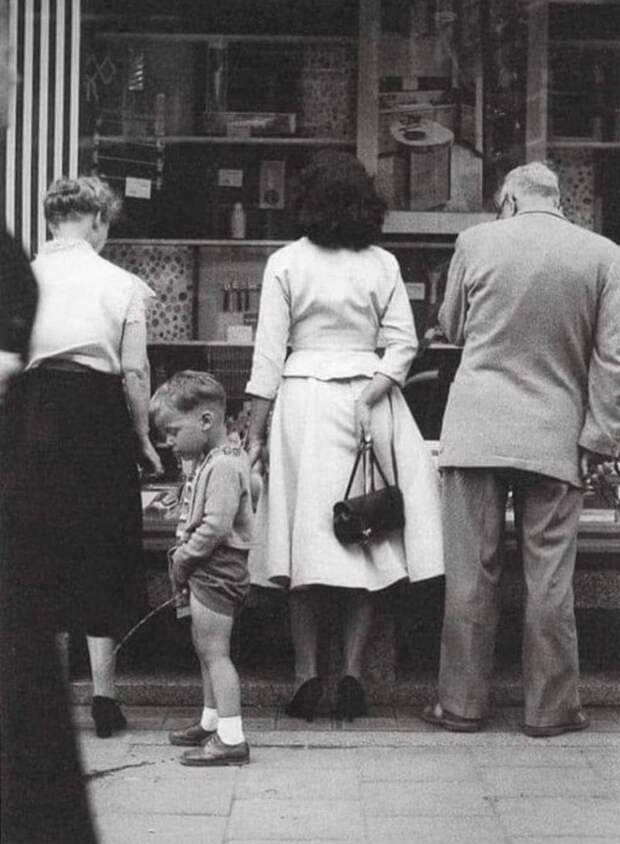 Пока мама торчит у витрины