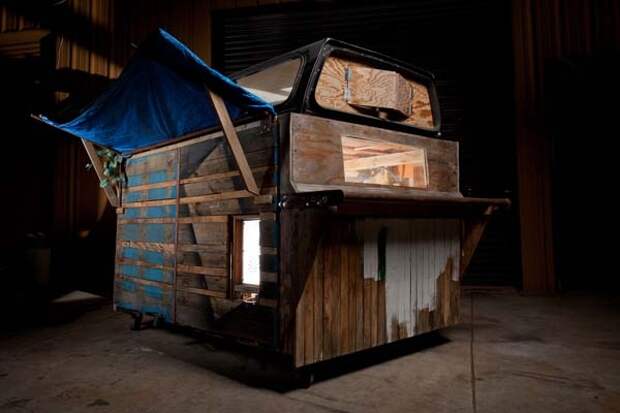 Художник строит уютные передвижные домики для бездомных из мусора
