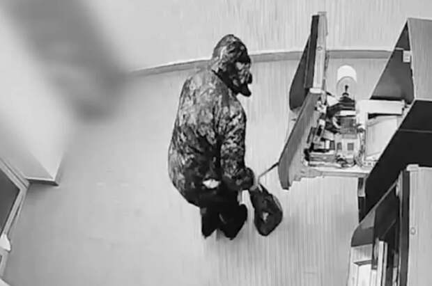 Житель Башкирии гвоздодером пытался вскрыть банкомат с 12 миллионами руб.