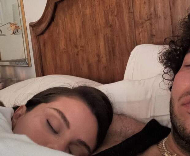 Селена Гомес показала фото со свадьбы, а Бенни Бланко с первой брачной ночи Селена Гомес показала фото со свадьбы, а Бенни Бланко с первой брачной ночи