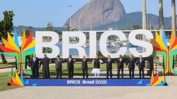 Bloomberg указало на контраст между порядком на фото саммита БРИКС и хаосом G20