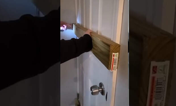 Мужчина решил наказать незаконных жильцов и заколотил их дверь снаружи