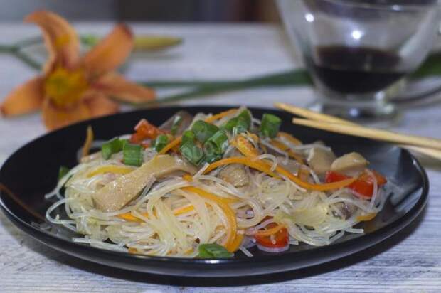 Фунчоза с грибами. \ Фото: 1000.menu. Фунчоза с грибами. \ Фото: 1000.menu.