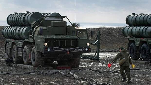 Пусковая установка зенитно-ракетного комплекса С-400 Триумф полка противовоздушной обороны в Феодосии. Архивное фото Пусковая установка зенитно-ракетного комплекса С-400 Триумф полка противовоздушной обороны в Феодосии. Архивное фото