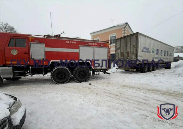 Дальнобойщик из Китая на двое суток застрял в сугробе под Егорьевском