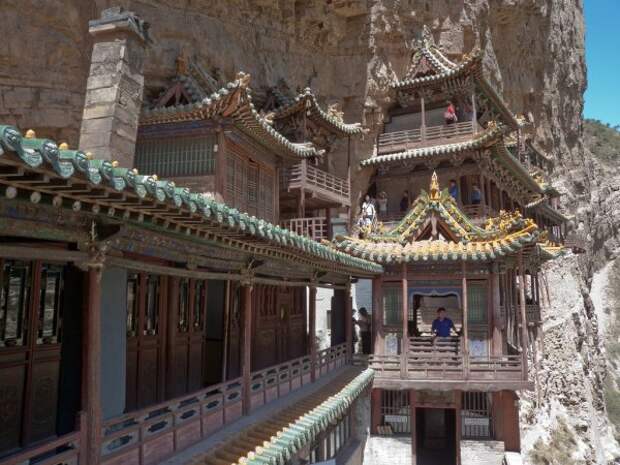 Пять самых недоступных монастырей мира (26 фото)