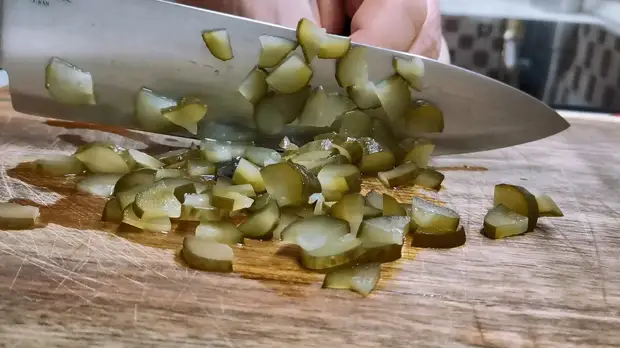 Наш новый рецепт салата со шпротами уже разошелся по всем знакомым. Готовили как быструю закуску для гостей и не промахнулись