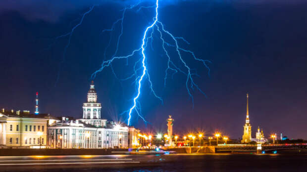 Желтый уровень погодной опасности объявили в Петербурге из-за грозы