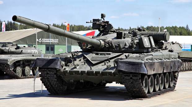 Экипаж российского танка Т-80БВМ уничтожил украинских разведчиков в ДНР