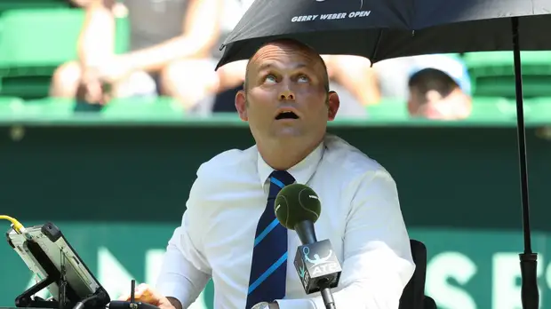 СМИ: Теннисный судья позволил себе неоднозначные высказывания в адрес подающей мячи девушки