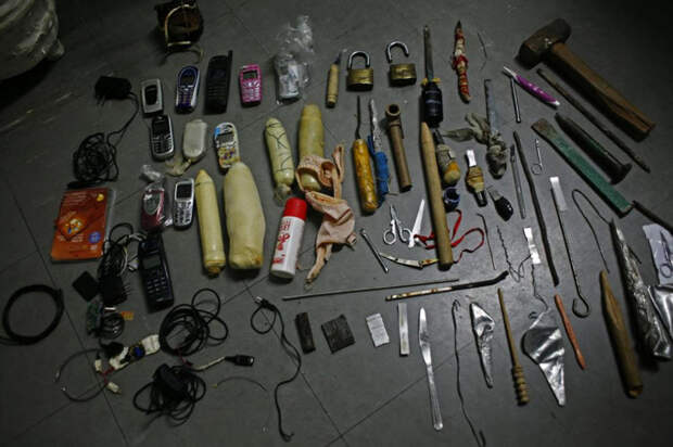 14. Эти вещи были конфискованы во время обысков в камерах. Среди них есть секс-игрушки, заточки и мобильные телефоны (которые заключенные прятали в своих половых органах). Заключенные жалуются, что обыски проходят слишком жестко – полиция даже наряжается в защитное снаряжение. (Luiz Santos)