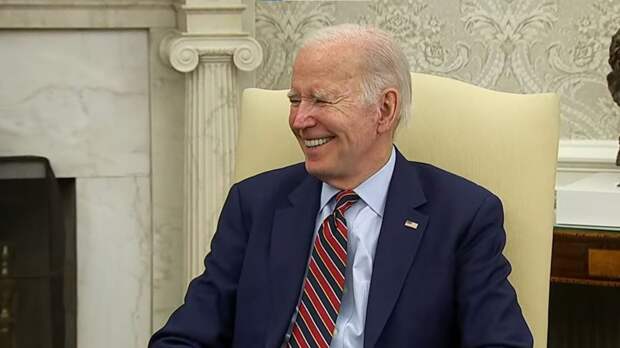 Fox News: Байден с ухмылкой смотрел, как журналистов выгнали из Белого дома