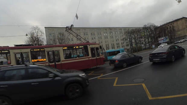 Жёлтая «корона» поперёк проезжей части: что означает разметка и за что можно получить штраф