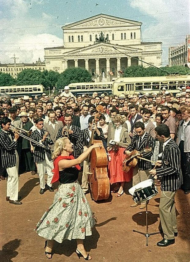 Хрущевская оттепель на деле: 34 000 иностранцев на фестивале в Москве в 1957 году
