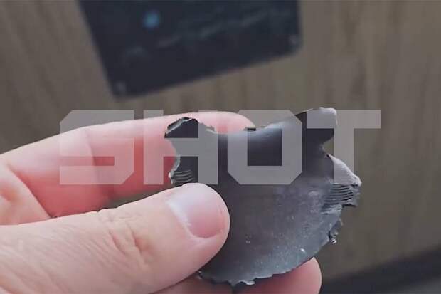 В Дубае обломок иранской ракеты упал на судно с моряками из России