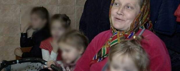 В декрете уже 30 лет. Украинка родила 19-го ребенка и показала свою семью