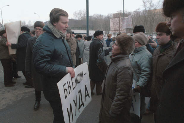 Демонстрация у входа в здание Верховного Совета РСФСР