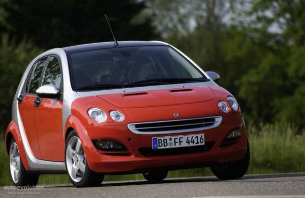 Создав Forfour, Smart захотела расширить ассортимент своей продукции и предложить нечто большее, чем просто двухместную модель. Первое поколение Forfour - это совместный проект, в котором небольшой автомобиль разделяет платформу и технические компоненты с шестым поколением Mitsubishi Colt. Автомобиль имел длину 3,75 метра и предлагался с бензиновыми двигателями от 64 до 177 л.с. и два дизеля мощностью 68 и 95 л.с. На самом деле эта модель оказалась очень удачной. В 2004 году было продано 59 100 единиц, после того как компания с трудом достигла отметки в 50 000. Однако через год продажи упали, и руководство Daimler-Chrysler (в то время две группы были объединены) 24 марта решило приостановить производство. Поклонникам четырехдверного Smart пришлось ждать более восьми лет второго поколения, которое базируется на Renault Twingo.
