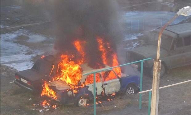 В Котласе и Коряжме дети подожгли три автомобиля за месяц