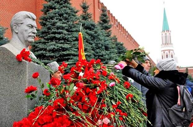 22 июня, в День памяти и скорби, в день, когда по всей стране проходят памятные мероприятия, посвящённые началу Великой Отечественной, писатель и публицист Александр Проханов поделился своими мыслями,-4
