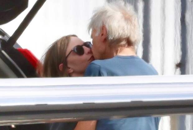 Интимный момент 83-летнего Харрисона Форда и его 61-летней жены попал на фото