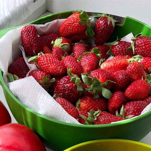 Клубнику нужно выложить на бумажное полотенце, чтобы оно впитывало влагу. / Фото: madewithlove.cc Клубнику нужно выложить на бумажное полотенце, чтобы оно впитывало влагу. / Фото: madewithlove.cc