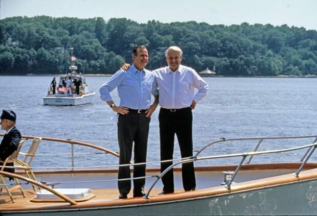 1992. 17 июня. Президент США Джордж Буш-старший и президента Российской Федерации Борис Ельцин позируют вместе на лодке во время круиза по реке Северн, Мэриленд