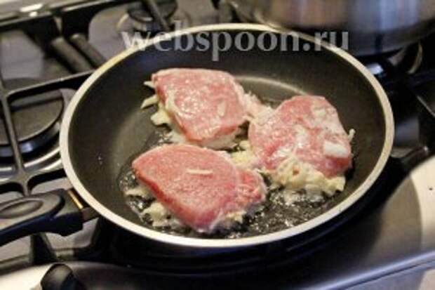 Сковороду хорошо раскалить, налить масло, выложить мясо с картофелем, «шубкой» вниз.