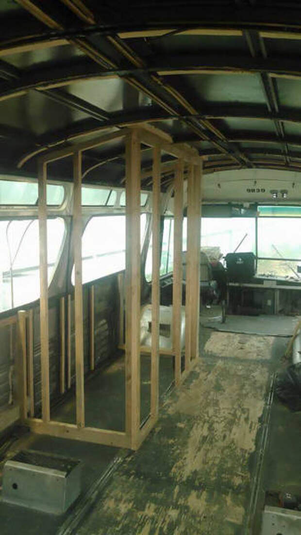 Удобный дом на колесах из старого автобуса