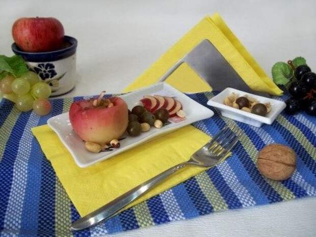 Яблоки, запеченные с орехами и виноградом
