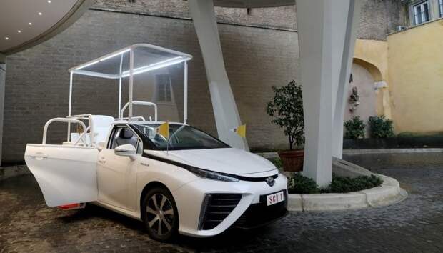 Toyota Mirai — новый экологичный автомобиль Папы Франциска