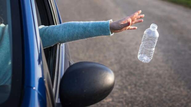 Юрист Трофимова: россиянам грозит крупный штраф за выброс мусора из окон