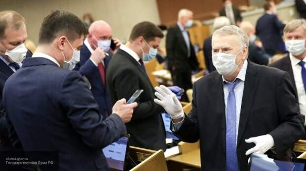 Жириновский попросил Володина обязать депутатов носить маски в Госдуме