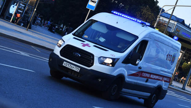 В Екатеринбурге автомобиль вылетел на тротуар и сбил девушку, стоявшую на перекрестке