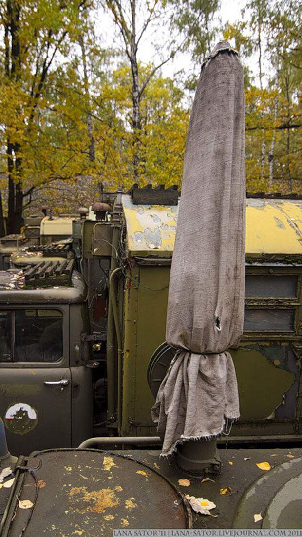 Брошенная военная техника в лесу Брошенная военная техника в лесу