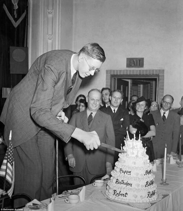 Роберт разрезает праздничный торт на свой 21-й день рождения акромегалия, великан, опухоль, рекорд, рекорд гиннесса, рекордсмен Гинесса, самый высокий, самый высокий человек