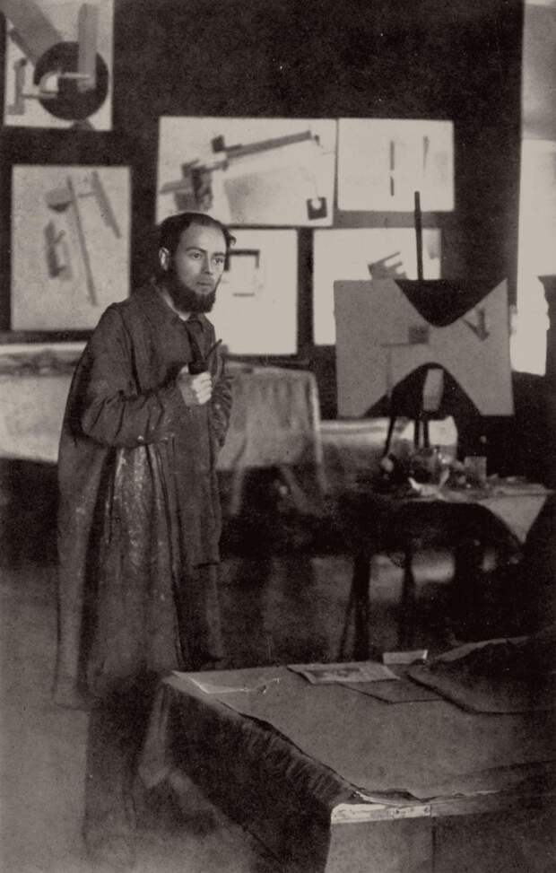 Эль Лисицкий в своей мастерской в Витебске