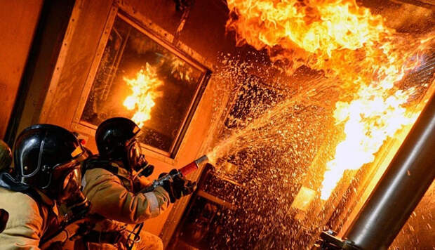 Вечером 28 июля в украинском Николаеве начался масштабный пожар. Об этом сообщило издание "Страна.ua". В источнике отмечается, что местных жителей призывают не открывать окна.