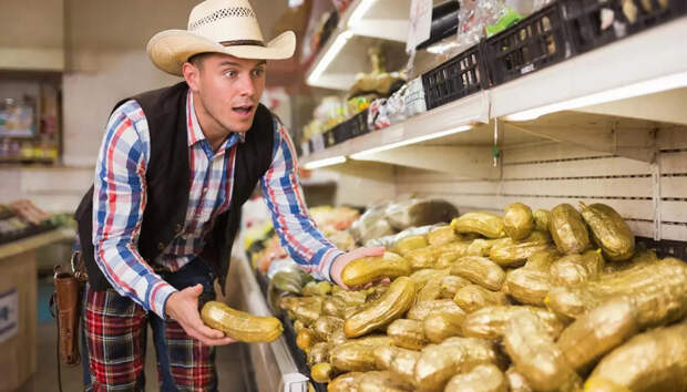 "Огурцы-то золотые!": Американец в русском магазине ахнул и схватился за камеру, чтобы показать это соотечественникам