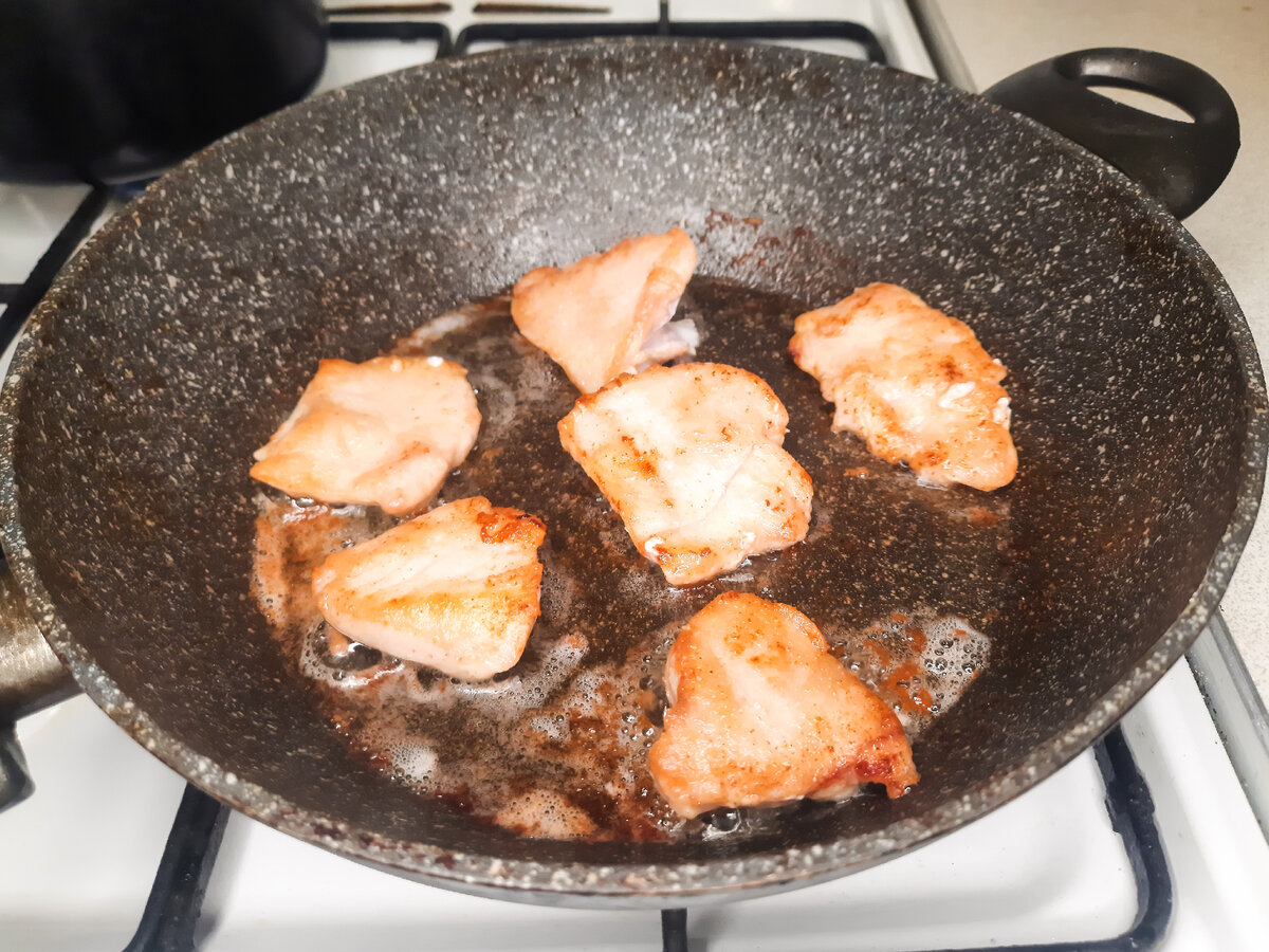Обжариваем курицу