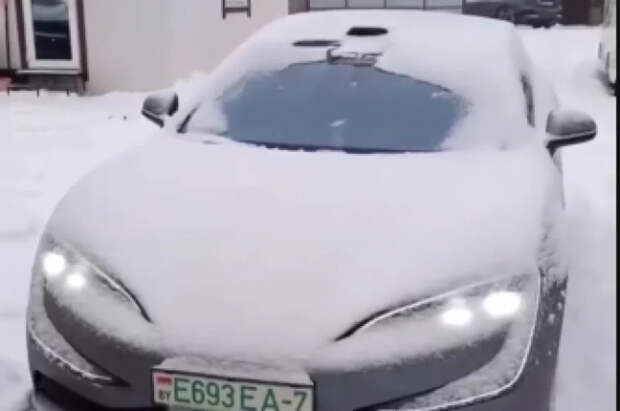 Белорус проверил функцию очистки снега в китайском электрокаре