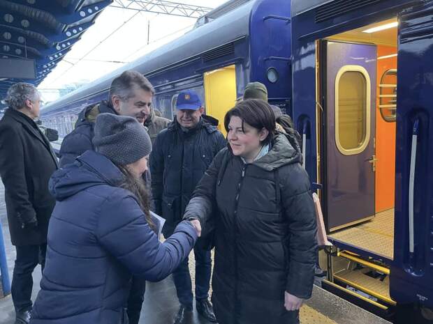 Делегация правительства Молдовы во главе с премьер-министром Натальей Гаврилицей посетила сегодня Украину. Состоялось ритуальное...