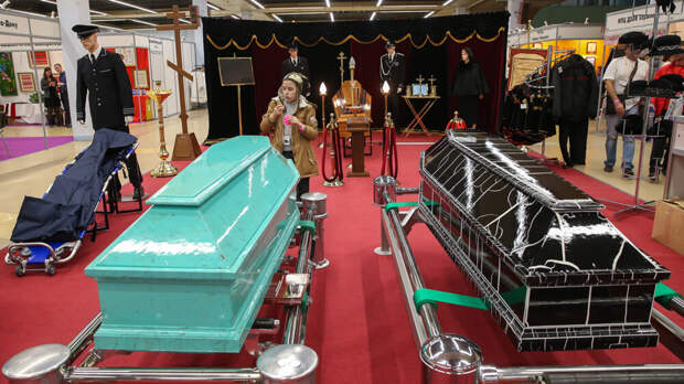 Эксперт Шевченко: россияне чаще покупают яркие гробы и урны с семенами деревьев