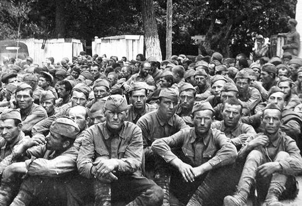 В первые же месяцы войны в немецкий плен попали миллионы советских солдат