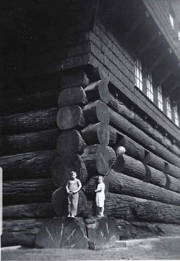 Огромная бревенчатая хижина. Портленд, штат Орегон, США, 1938 год. Построена в 1905 году, сгорела в 1964 году Огромная бревенчатая хижина. Портленд, штат Орегон, США, 1938 год. Построена в 1905 году, сгорела в 1964 году