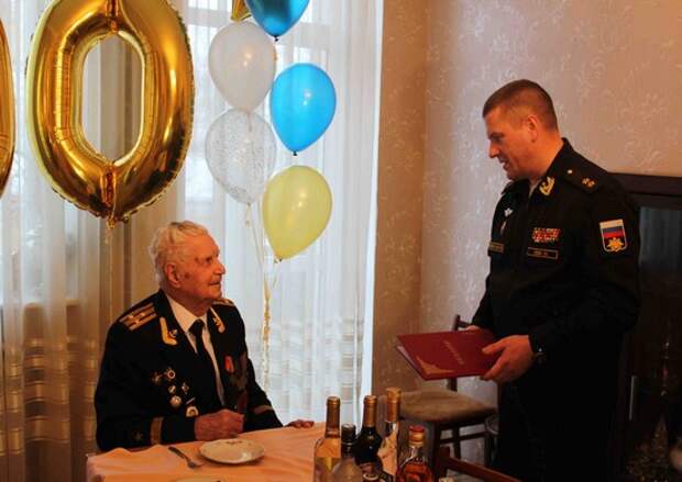 Командующий Балтийским флотом поздравил ветерана Великой Отечественной Войны с 100-летним юбилеем