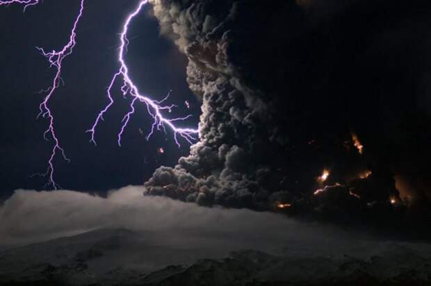 Как вулканы создают молнии и почему